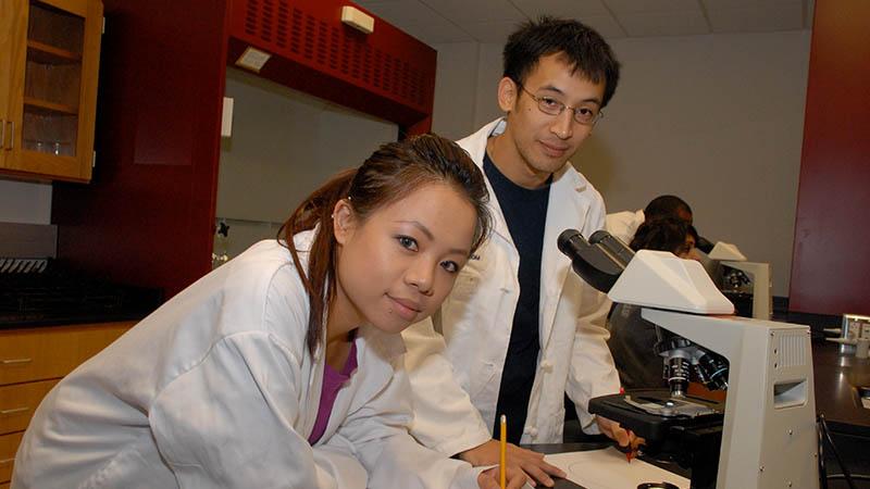 Two student in the lab